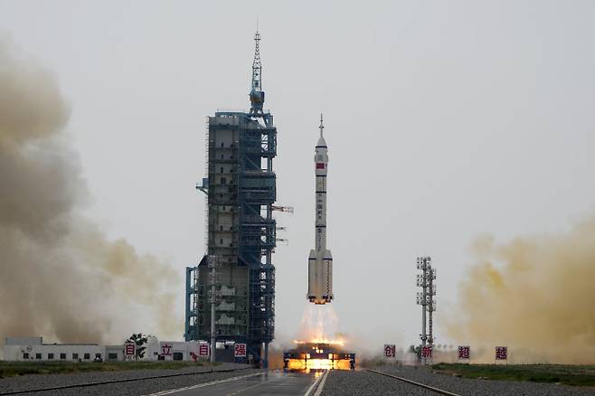 30일 오전 9시 31분 중국 간쑤성 주취안 위성발사센터에서 선저우 16호가 창정(長征) 2F 로켓에 실려 우주로 발사되고 있다. 주취안=AP 뉴시스