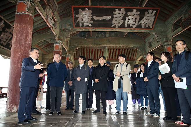 박일호 밀양시장(왼쪽 첫 번째)이 지난달 17일 영남루 국보 지정가치 조사를 위해 현지실사를 나온 문화재위원, 문화재전문위원, 문화재청 직원들에게 영남루의 우수성을 설명하고 있다. 밀양시 제공