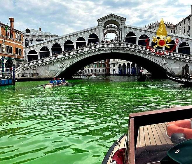 28일(현지시간) 이탈리아 베니스 운하의 물이 온통 밝은 초록빛으로 변했다. 당국은 정확한 원인을 조사하고 있다. 뉴스1