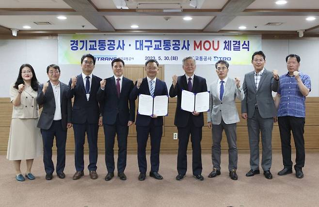 김기혁 대구교통공사 사장(오른쪽 네번째)와 민경선 경기교통공사 사장(다섯번째)이 30일 오전 대구교통공사 본사 5층 회의실에서 '상호협력을 통한 동반성장 및 상생발전을 위한 포괄적 협력 업무협약'을' 체결하고 관계자들과 함께 포즈를 취했다.했다.