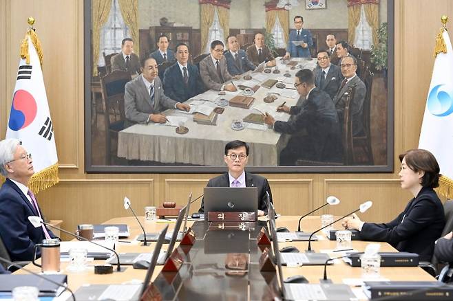 이창용 한국은행 총재가 25일 서울 중구 한국은행에서 열린 금융통화위원회를 주재하고 있다. 이날 열린 금통위는 6년 만에 준공된 한국은행 신축 본부에서 처음으로 진행됐다. 2023.5.25 [사진공동취재단]