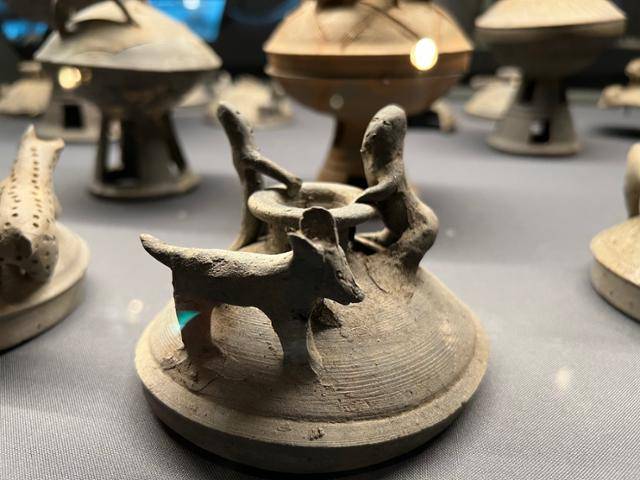 사람과 개가 함께 올라 있는 토우장식 토기 뚜껑. 김민호 기자