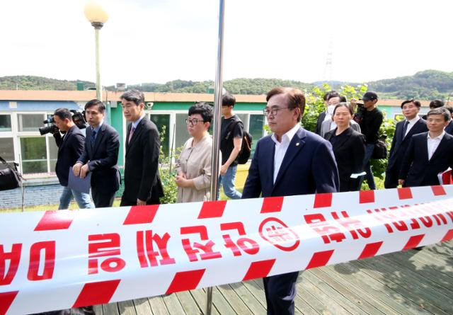 이주호(앞줄 왼쪽에서 세 번째) 부총리 겸 교육부 장관이 국회 교육위원회 소속 이태규 의원, 서병수 의원, 권은희 의원과 함께 26일 대전 유성구에 위치한 학교폭력 피해학생 지원기관 해맑음센터를 방문해 안전 실태를 점검하고 있다. 대전=뉴스1