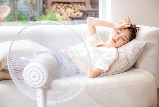 선풍기를 장시간 틀어놓으면 안구건조증, 피부건조증, 호흡기 알레르기 등이 발생할 위험이 있다./사진=클립아트코리아