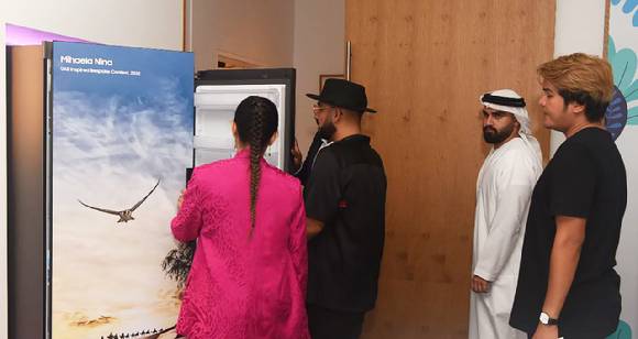 지난 5월 29일 두바이에서 진행된 2023년형 Neo QLED 중동 지역 공개 행사에서 파트너사와 미디어 관계자들이 제품을 관람하고 있다. [사진=삼성전자]