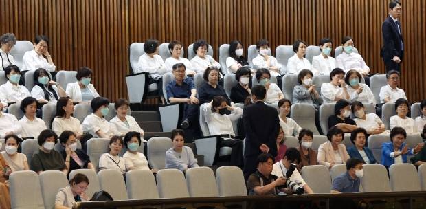30일 국회 본회의에서 윤석열 대통령이 거부권을 행사한 간호법 재의결 건을 논의하고 있다. 국회 방청석에서 간호사들이 방청하고 있다. 사진=한국경제신문