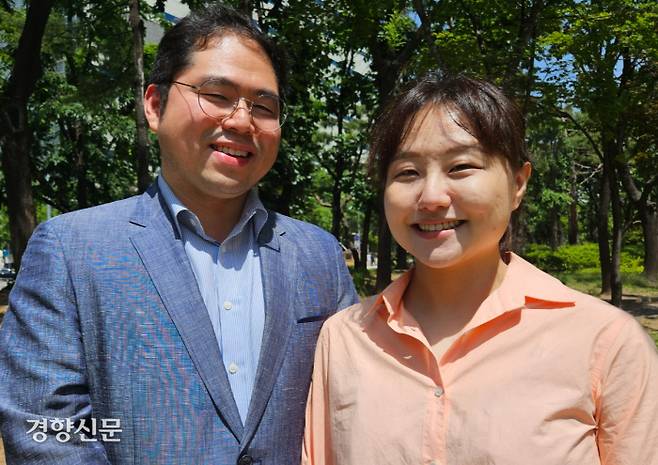 유성민(왼쪽)·원의림씨 부부가 지난 23일 서울 양천구 자택 인근 공원에서 경향신문과 인터뷰하고 있다.