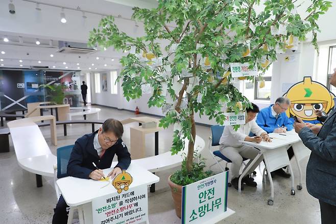 지난 26일 울산 현대중공업 조선소 통합안전교육센터에서 이정식 고용노동부 장관(왼쪽)이 ‘안전소망나무’에  메시지를 적고 있다. 현대중공업 제공