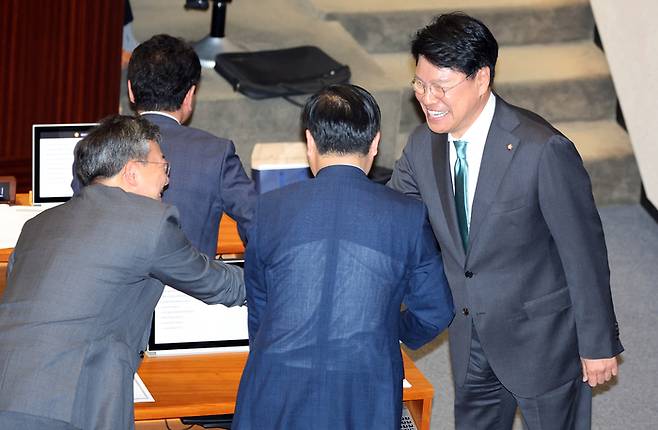 장제원 국민의힘 의원이 30일 국회 본회의에서 국회 과학기술정보방송통신위원장에 선출된 후 의원들과 인사하고 있다. 연합뉴스