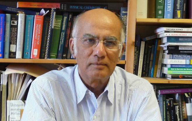 아르준 마키자니 미국 에너지환경연구소(IEER) 소장은 경향신문 인터뷰에서 국제원자력기구(IAEA)가 자신들의 안전 지침만 제대로 적용해도 후쿠시마 오염수 해양 방류를 보류시킬 수 있다고 밝혔다. IEER 제공