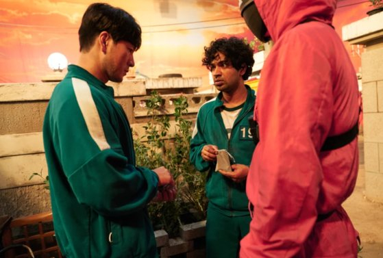 Indian actor Anupam Tripathi, center, who played Ali Abdul in the 2021 Netflix hit series “Squid Game,” graduated from the Korea National University of Arts on a scholarship funded by the Korean government. [NETFLIX]