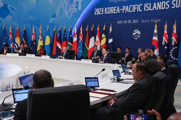 윤석열 대통령이 29일 청와대 영빈관에서 한·태평양 도서국 정상회의를 주재하고 있다. 윤 대통령은 이 자리에서 “태평양 도서국의 생존과 번영에 직결된 기후변화·식량·보건·해양수산 위기는 연대와 협력을 통해서만 극복할 수 있다”고 말했다. 태평양 도서국 정상들은 한국의 2030 부산세계박람회(엑스포) 유치 신청을 환영했다. 연합뉴스