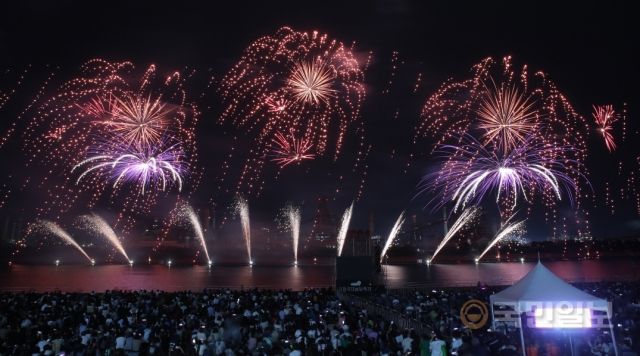 27일 열린 포항국제불빛축제 메인 불꽃쇼 모습. 포항시 제공