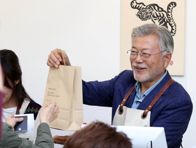 문재인 전 대통령이 지난달 26일 경남 양산 '평산책방'에서 책을 판매하고 있다. 연합뉴스