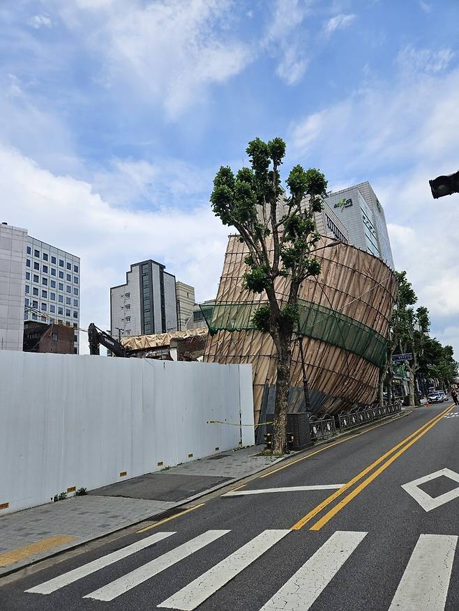 서울 종로구 효제동 철거공사 현장에서 기울어진 가림막