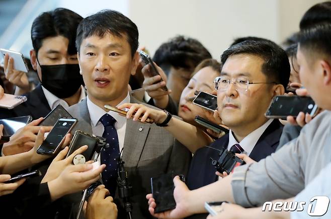 (서울=뉴스1) 장수영 기자 = 이복현 금융감독원장과 양석조 남부지검장이 23일 서울 여의도 한국거래소 컨퍼런스홀에서 열린 불공정거래 근절을 위한 유관기관 합동토론회 참석을 마친 뒤 나서며 취재진의 질문에 답하고 있다. 2023.5.23/뉴스1  Copyright (C) 뉴스1. All rights reserved. 무단 전재 및 재배포 금지.