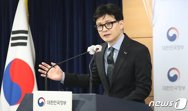 한동훈 법무부 장관이 30일 오전 서울 종로구 세종대로 정부서울청사에서 농어촌 현장 수요에 맞게 외국인 계절근로자 체류기간 확대 관련 브리핑을 하고 있다. /사진=뉴스1