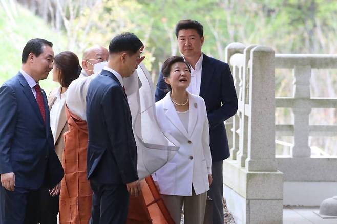 [대구=뉴시스] 이무열 기자 = 박근혜 전 대통령이 11일 오전 대구 동구 팔공총림 동화사를 찾아 주지 능종 스님과 차담을 나누기 위해 사찰음식체험관으로 향하고 있다. 2023.04.11.