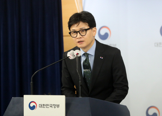 한동훈 법무부 장관이 30일 정부서울청사에서 외국인 계절근로제도 개선방안 브리핑을 하고 있다. 뉴시스