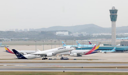 지난달 24일 인천국제공항 주기장에 항공기들이 세워져 있다. 연합뉴스