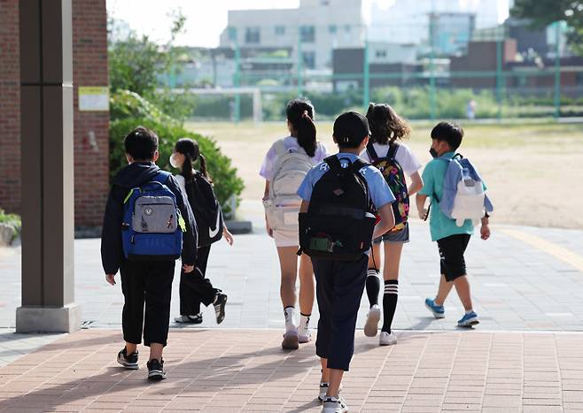 서울 영등포구 한 초등학교에서 학생들이 등교하고 있는 모습. 연합뉴스