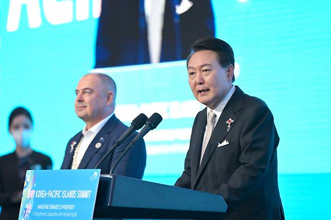 윤석열 대통령이 29일 서울 중구 롯데호텔에서 열린 2023 한·태평양도서국 정상회의 공식만찬에서 만찬사를 하고 있다. [연합]