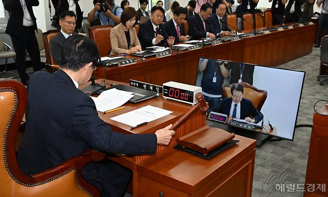 변재일 윤리특별위원회 위원장이 30일 서울 영등포구 여의도 국회의사당 본청에서 열린 윤리특별위원회 전체회의에 참석해 안건을 상정 한 후 의사봉을 두드리고 있다. 임세준 기자