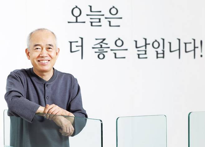 황철주 주성엔지니어링 회장이 지난 15일 인터뷰에서 “차세대 태양광장비 상용화 모델을 1년안에 공개할 수 있을 것”이라고 자신감을 표명했다. [주성엔지니어링 제공]