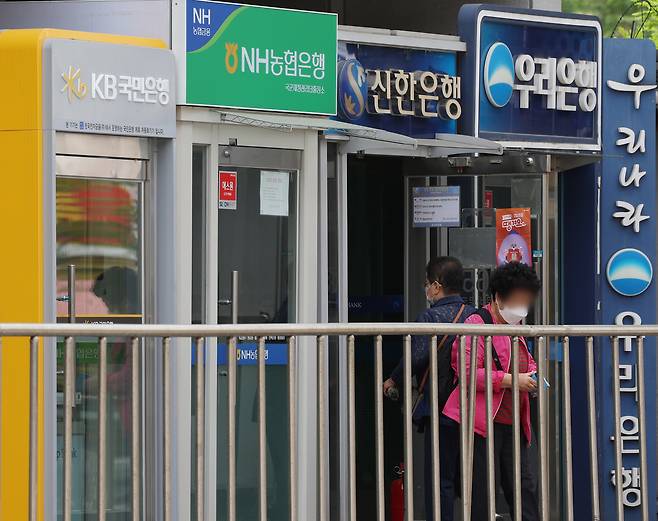 지표금리 하락과 은행 우대금리 조정으로 예금·대출금리가 모두 하락했다. 연합뉴스