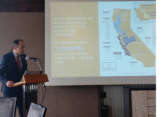 30일 서울 중구 롯데호텔 서울에서 진행된 와인 ‘오린 스위프트’ 기자간담회에서 와인 전문가인 에두와 비쥬 E&J 갤로 인터내셔널 럭셔리 디렉터가 오린 스위프트 브랜드에 대해 설명하고 있다. 그는 전 세계 400여 명 뿐인 마스터오브와인(MW) 중 한 명이다. 김희량 기자