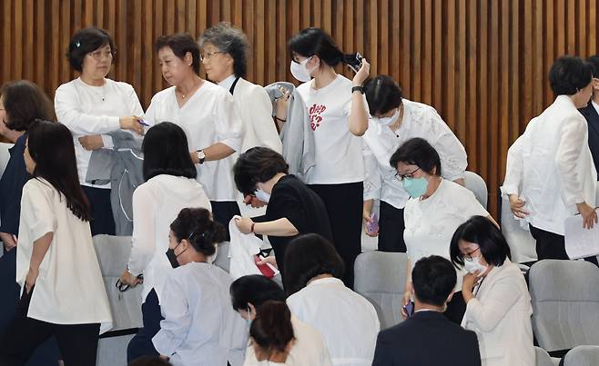 30일 대한간호협회 회원들이 국회 본회의장을 나가고 있다. 이날 윤석열 대통령이 거부권을 행사한 간호법 제정안은 부결돼 결국 폐기됐다. [연합]