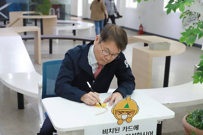 [울산=뉴시스] 이정식 고용노동부 장관이 지난 26일 울산 HD현대중공업을 방문해 위험성평가 실시현장을 점검하고 안전기원 메시지를 적고 있다. (사진=고용노동부 제공) *재판매 및 DB 금지