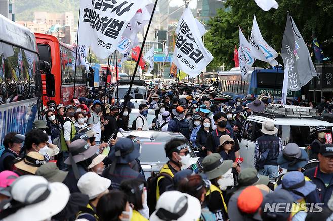 [서울=뉴시스] 김선웅 기자 = 민주노총 조합원들이 지난 17일 서울 중구 세종대로 일대에서 윤석열 정부 규탄 및 故 양회동 조합원 추모 집회를 마친 뒤 고인의 빈소가 마련된 서울대병원 장례식장 방면으로 행진을 하고 있다. 2023.05.17. mangusta@newsis.com