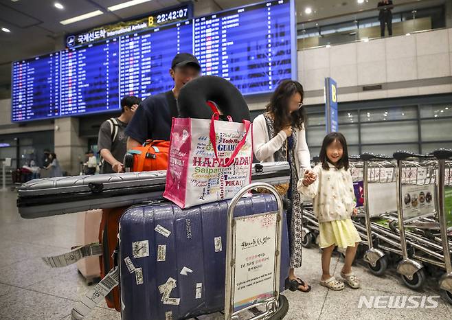 [인천공항=뉴시스] 정병혁 기자 = 29일 오후 인천국제공항 제1여객터미널 입국장에서 태풍 '마와르' 여파로 폐쇄됐던 괌 국제공항에 발 묶였던 여행객들이 귀국하고 있다. 2023.05.29. jhope@newsis.com