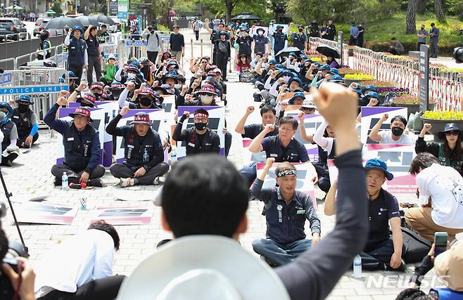 [서울=뉴시스] 황준선 기자 = 지난 25일 오후 서울 용산구 대통령집무실 앞에서 전국금속노동조합 조합원들이 윤석열 정권 퇴진 촉구 결의대회를 하고 있다. 2023.05.25. hwang@newsis.com