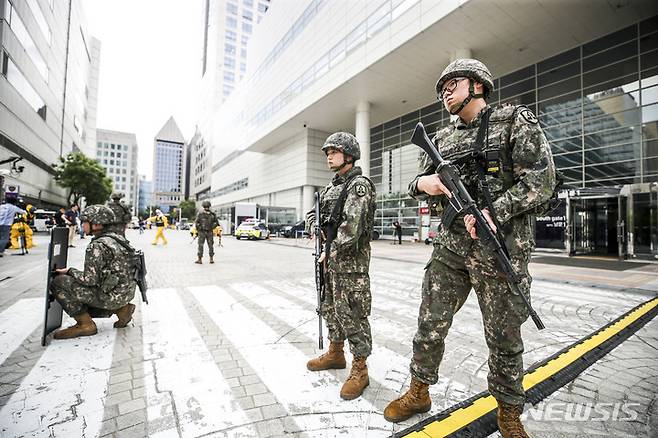 [서울=뉴시스] 정병혁 기자 = 30일 오후 서울 강남구 무역센터 소방도로에서 강남구청, 소방, 경찰, 군 등 유관기관 관계자들이 합동으로 2023년 재난대비 안전강남 긴급구조 종합훈련을 하고 있다. 2023.05.30. jhope@newsis.com