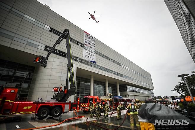 [서울=뉴시스] 정병혁 기자 = 30일 오후 서울 강남구 무역센터 소방도로에서 강남구청, 소방, 경찰, 군 등 유관기관 관계자들이 합동으로 2023년 재난대비 안전강남 긴급구조 종합훈련을 하고 있다. 2023.05.30. jhope@newsis.com