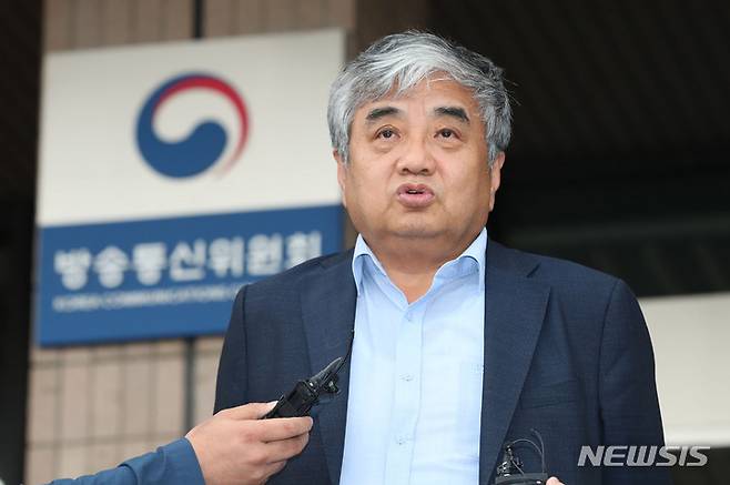 [과천=뉴시스] 권창회 기자 = 한상혁 방송통신위원회 위원장이 30일 오후 경기 과천시 정부과천청사 방송통신위원회에서 나와 취재진의 질문에 답하고 있다. 2023.05.30. kch0523@newsis.com