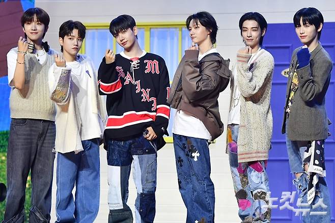 하이브와 KOZ엔터테인먼트가 론칭하는 신인 보이그룹 보이넥스트도어의 운학·리우·명재현·성호·이한·태산이 30일 오후 서울 용산구 블루스퀘어에서 열린 데뷔 싱글 '후!' 미디어 쇼케이스에 참석해 포즈를 취하고 있다. 류영주 기자