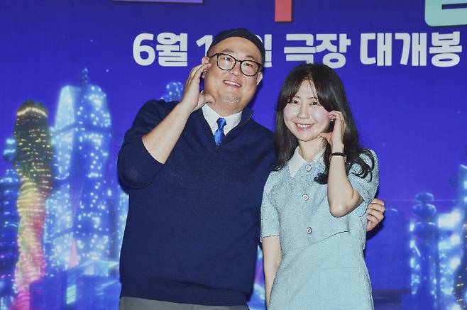 30일 오전 서울 용산구 CGV 용산아이파크몰에서 열린 '엘리멘탈' 기자간담회에 참석한 피터 손 감독과 이채연 3D 애니메이터. 월트디즈니컴퍼니 코리아 제공