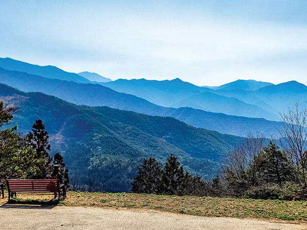 남원과 구례의 경계인 견두산 밤재. 지리산의 웅장한 산줄기가 첩첩이 펼쳐진다. 만복대와 고리봉 산줄기 너머로 반야봉과 노고단이 맨 끝에 솟구쳐 있다.