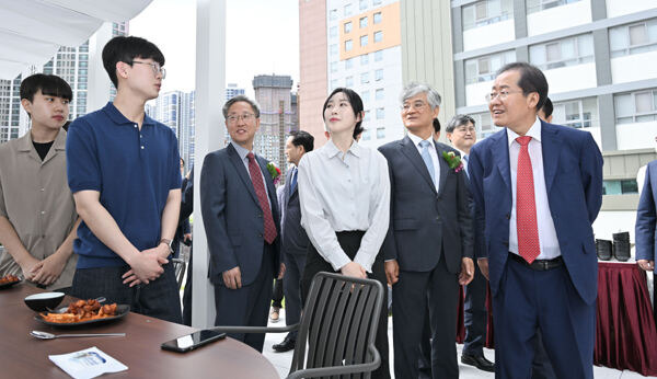 홍준표 시장(오른쪽)이 대구행복기숙사를 둘러보고 있다. 대구시 제공