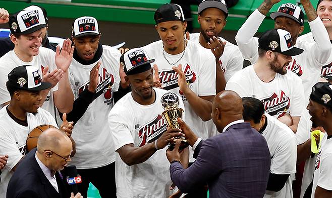 마이애미 지미 버틀러가 30일 미국 매사추세츠주 보스턴의 TD가든에서 열린 2022~2023 NBA 동부콘퍼런스 결승MVP에 해당하는 ‘래리 버드 트로피’를 수상하고 있다. 보스턴=AP통신