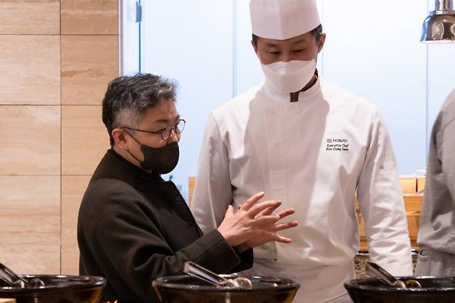 호반그룹 레저계열사들이 F&B 서비스 강화를 위해 각 분야별 저명한 셰프들과 사업장 특색에 맞춘 맞춤형 레시피 개발을 추진한다. 사진은 ‘한식의 대모’조희숙 셰프가 컨설팅을 하는 모습.