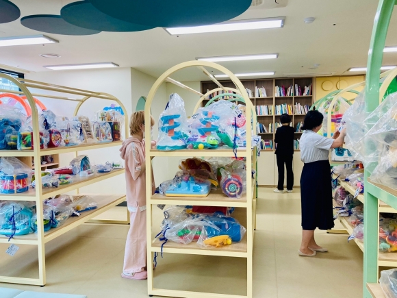 서울 관악구 주민들이 가족 문화 복합 시설인 ‘관악가족행복센터’ 내에 있는 ‘영유아 장난감·도서관’에서 대여할 장난감을 보고 있다. 관악구 제공