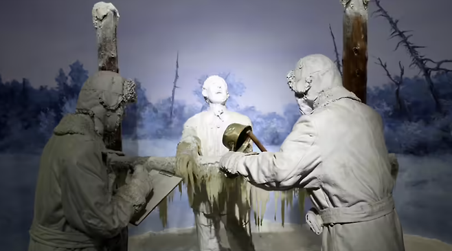 중국 하얼빈에 있는 일본 731부대 전범 증거 박물관에는 일본군이 피실험자의 손을 강제로 얼린 뒤 뜨거운 물을 부어 어떻게 해동되는지를 관찰하는 실험을 본뜬 모형이 전시돼 있다.