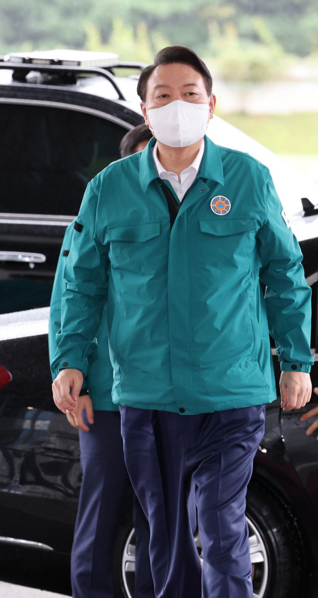 윤석열 대통령이 녹색 민방위복을 입고 지난해 9월 5일 오전 서울 용산 대통령실 청사로 출근하고 있다. 연합뉴스