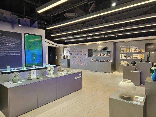 롯데백화점이 지하 1층에 마련한 국립중앙박물관 기념품 소개·판매 팝업 매장인 ‘나에게 온 보물, 뮷:즈(MU:DS : Museum Goods)’ 전경. 롯데백화점은 박물관 전시에서 실제로 제공하는 유물 안내 시청각 자료를 매장에 설치해 기념품 판매에서 나아가 문화재에 대한 이해도 돕고 있다./송주희기자