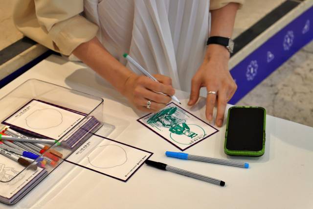 롯데백화점 서울 명동 본점에 문 연 국립중앙박물관 기념품 팝업 매장인 ‘나에게 온 보물, 뮷:즈(MU:DS : Museum Goods)’ 방문객이 반가사유상 엽서에 색을 입히는 체험을 하고 있다./사진 제공=롯데백화점