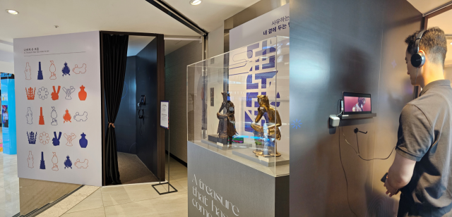 롯데백화점의 ‘나에게 온 보물, 뮷:즈(MU:DS : Museum Goods)’ 팝업은 국립중앙박물관 전시 때 인기를 끈 ‘사유의 방’을 부스 형태로 옮겨 와 선보이고 있다./송주희기자